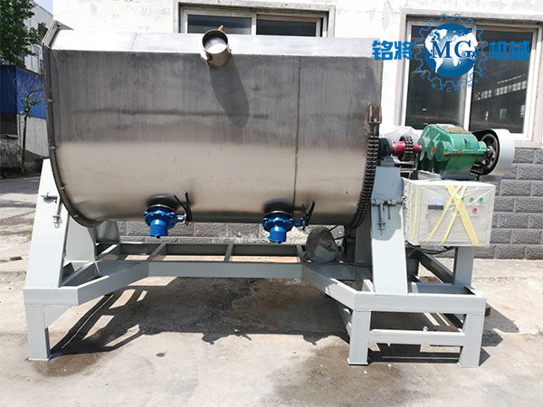 工人和真石漆搅拌机需要休息和补充，以更好地提高效率